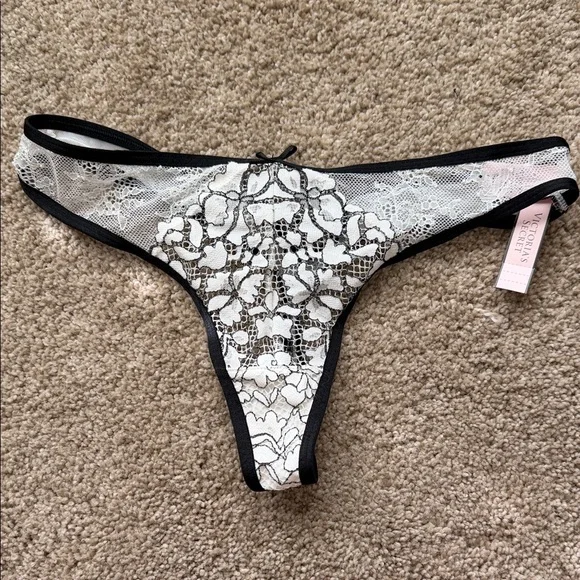 Victoria's Secret Ivory Lace Push-Up Bra & Thong with Black Trim - Picture 2 of 9